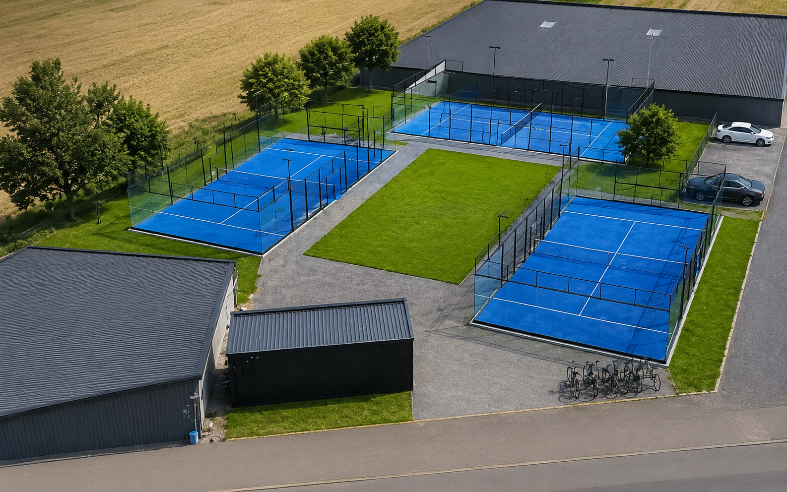 Luftaufnahme der drei blauen Padel-Courts der padelfabrik in Vilshofen
